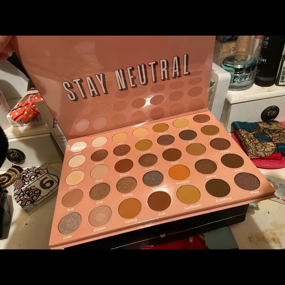 Lurella stay neutral pallete